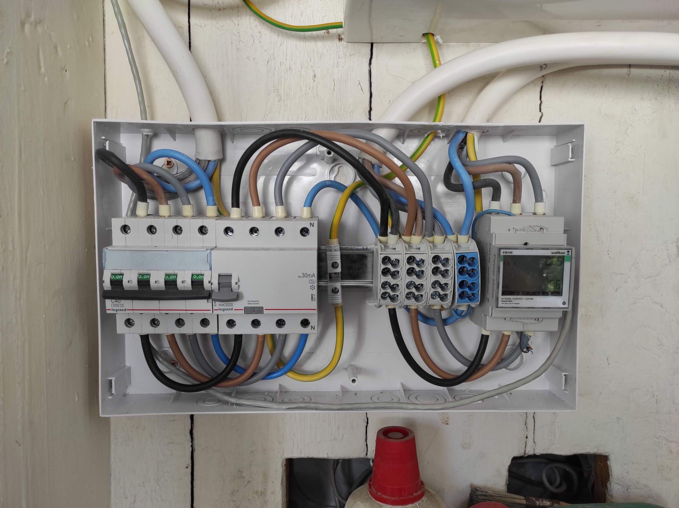 Elektromos autótöltő védelmi kialakítása